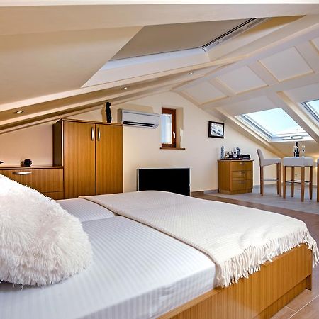 Guest House Golden Goose Ровин Екстериор снимка