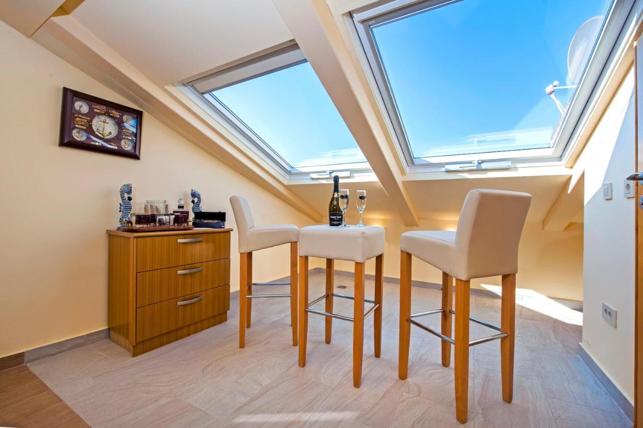 Guest House Golden Goose Ровин Екстериор снимка