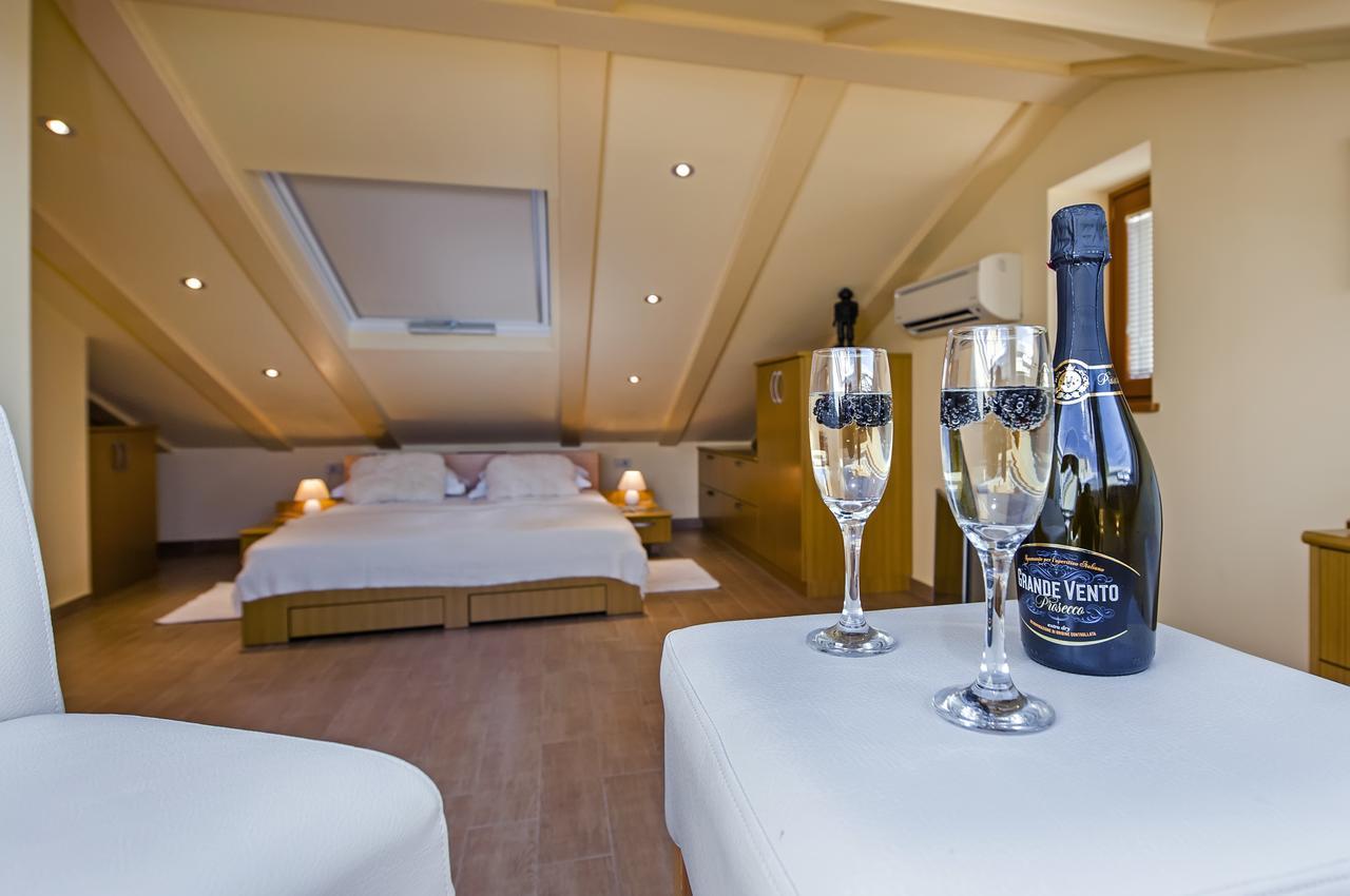 Guest House Golden Goose Ровин Екстериор снимка