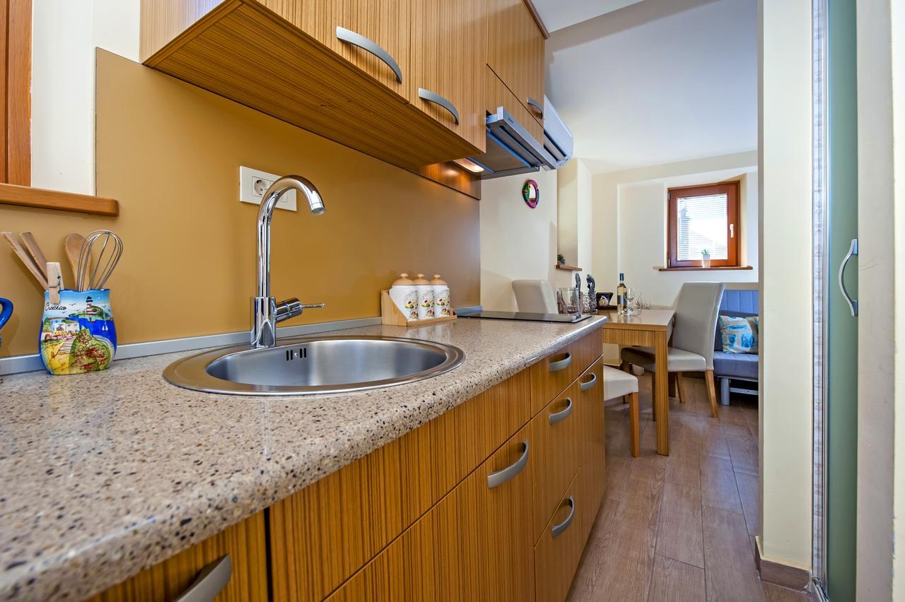 Guest House Golden Goose Ровин Екстериор снимка