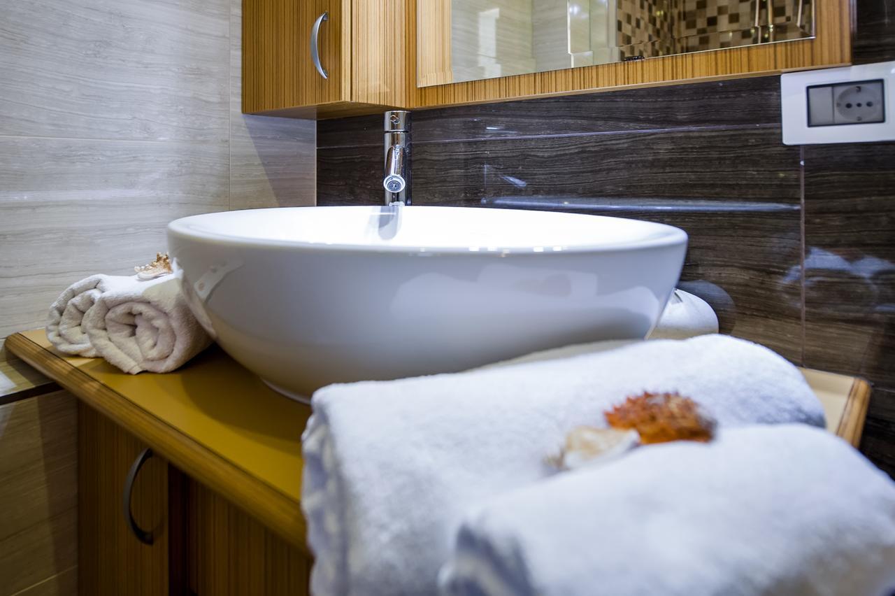 Guest House Golden Goose Ровин Екстериор снимка