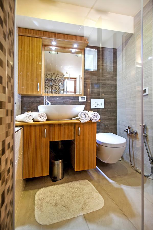 Guest House Golden Goose Ровин Екстериор снимка