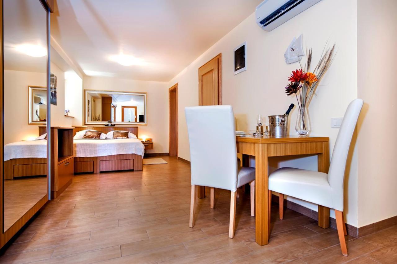 Guest House Golden Goose Ровин Екстериор снимка