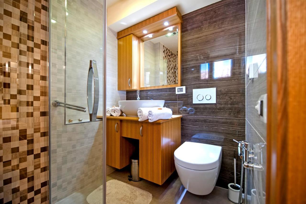 Guest House Golden Goose Ровин Екстериор снимка