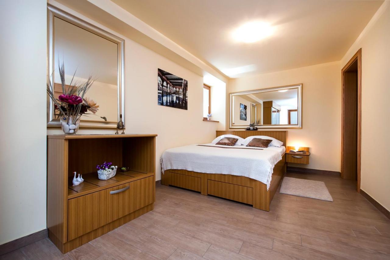 Guest House Golden Goose Ровин Екстериор снимка