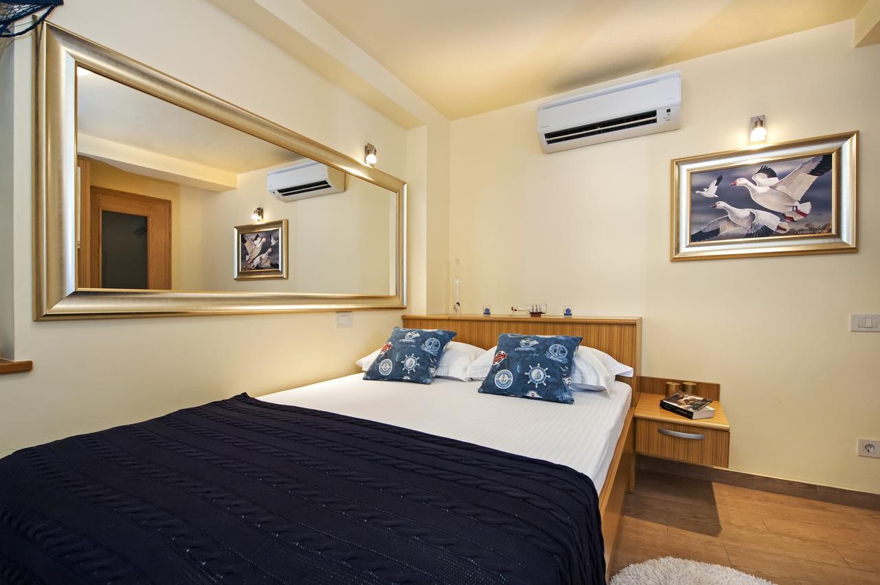 Guest House Golden Goose Ровин Екстериор снимка