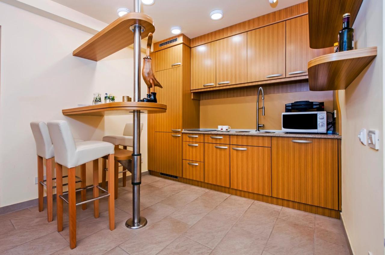 Guest House Golden Goose Ровин Екстериор снимка