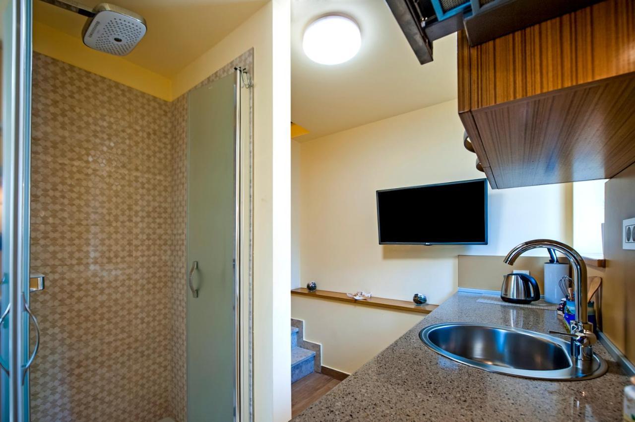 Guest House Golden Goose Ровин Екстериор снимка