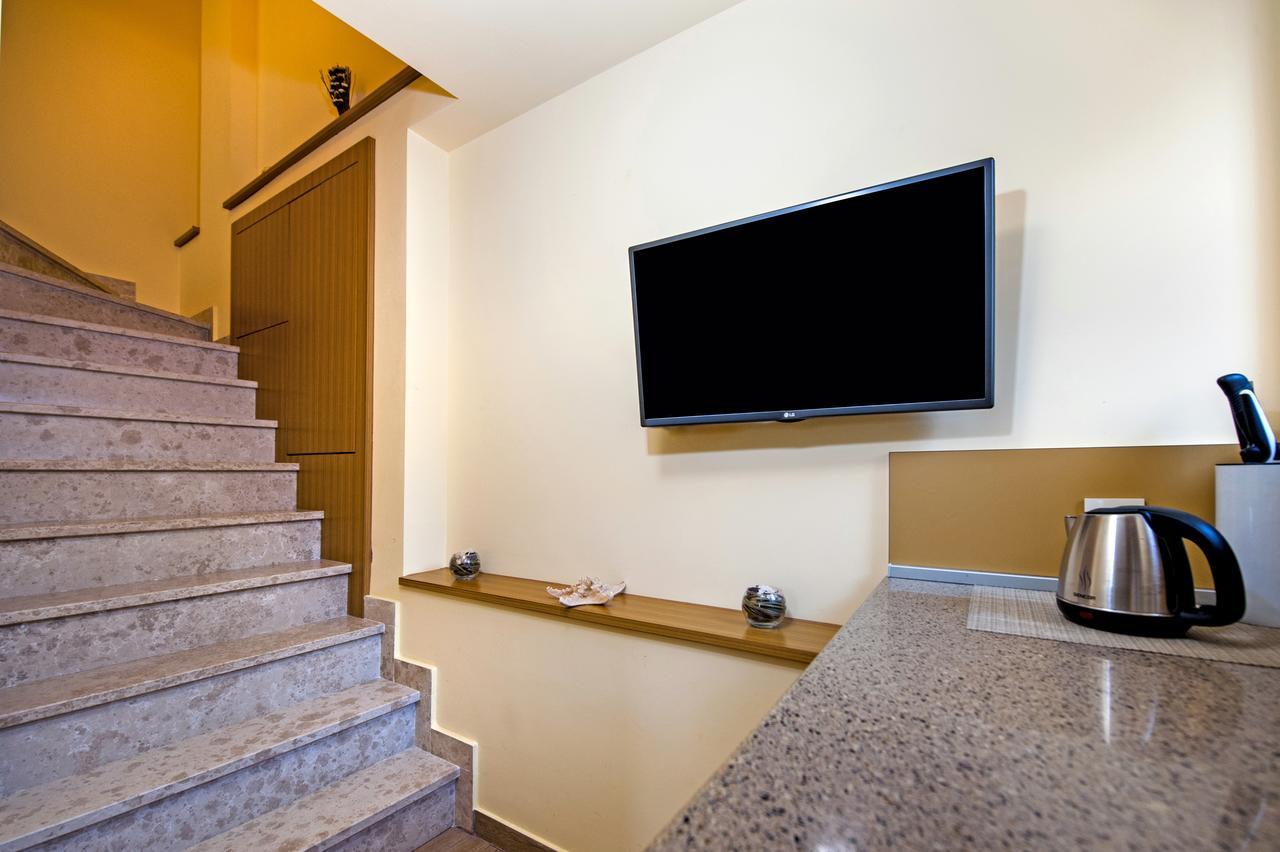 Guest House Golden Goose Ровин Екстериор снимка