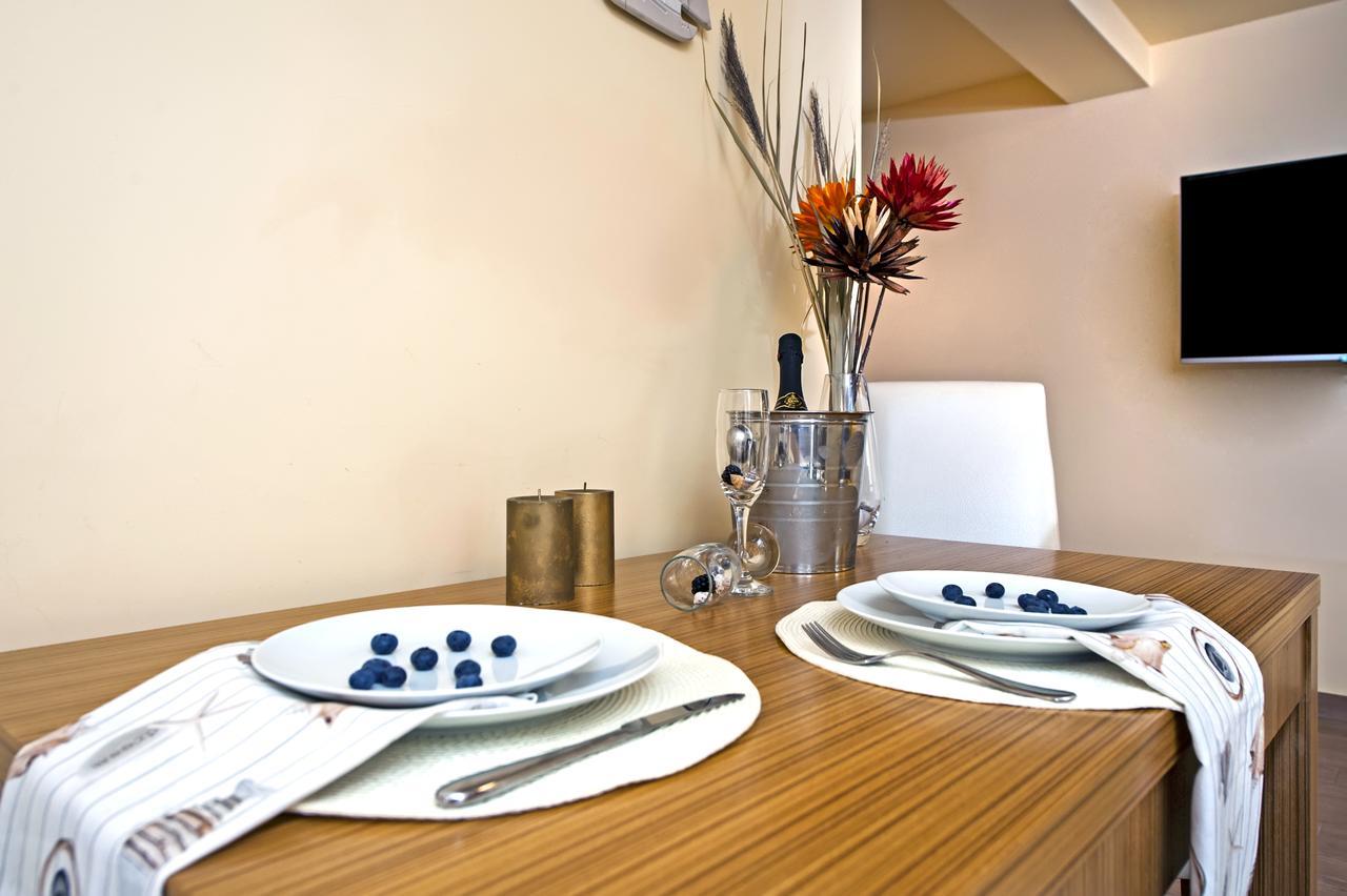 Guest House Golden Goose Ровин Екстериор снимка