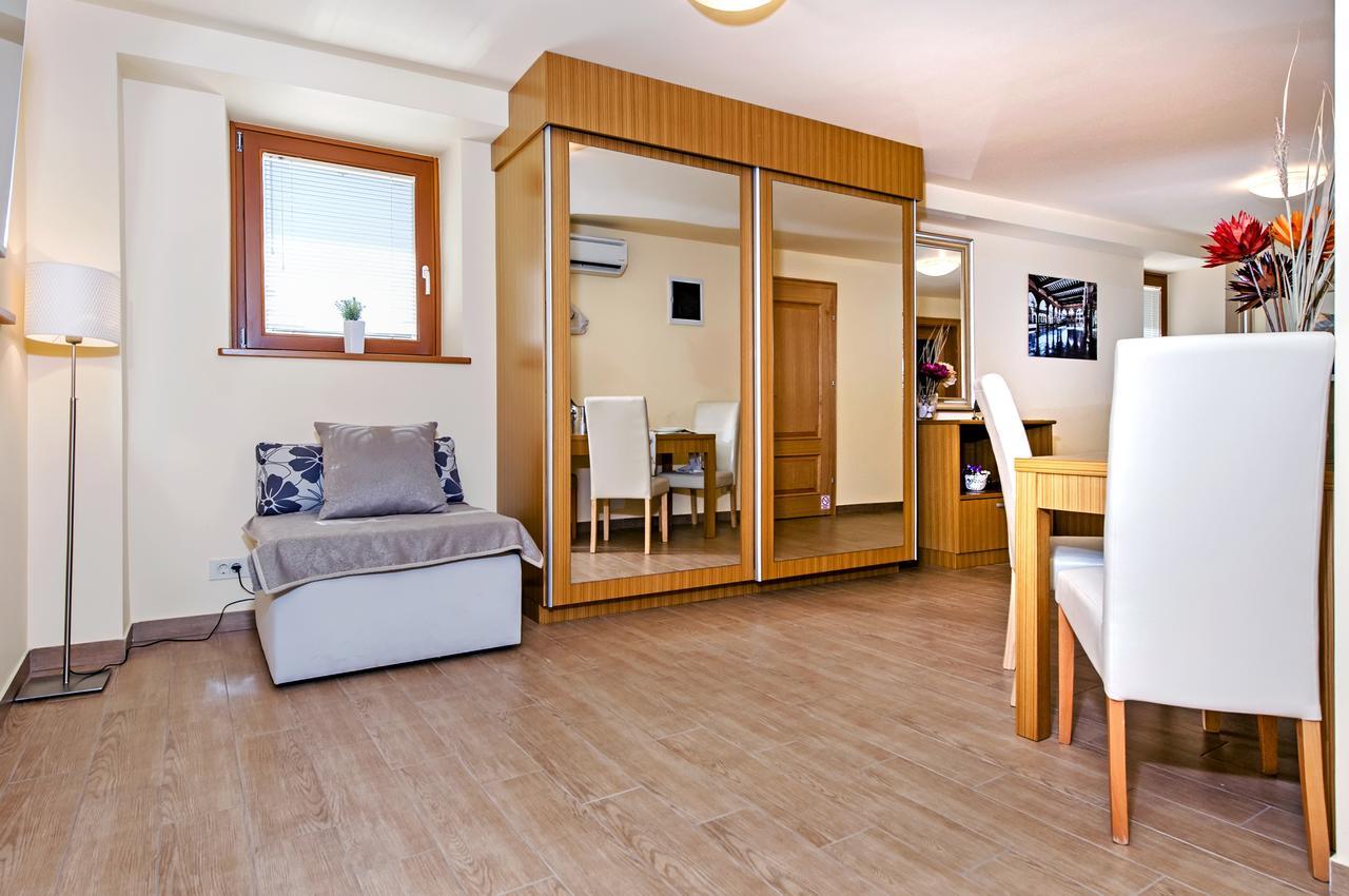 Guest House Golden Goose Ровин Екстериор снимка