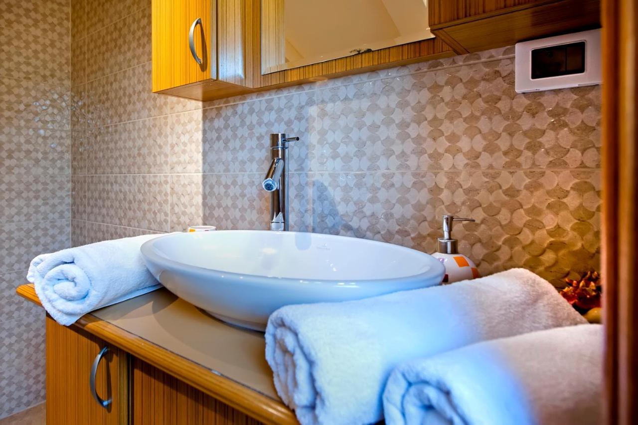Guest House Golden Goose Ровин Екстериор снимка