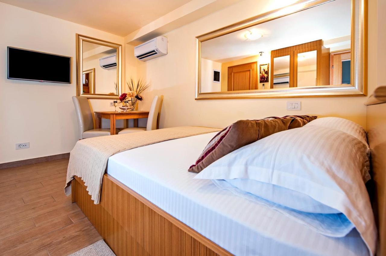 Guest House Golden Goose Ровин Екстериор снимка