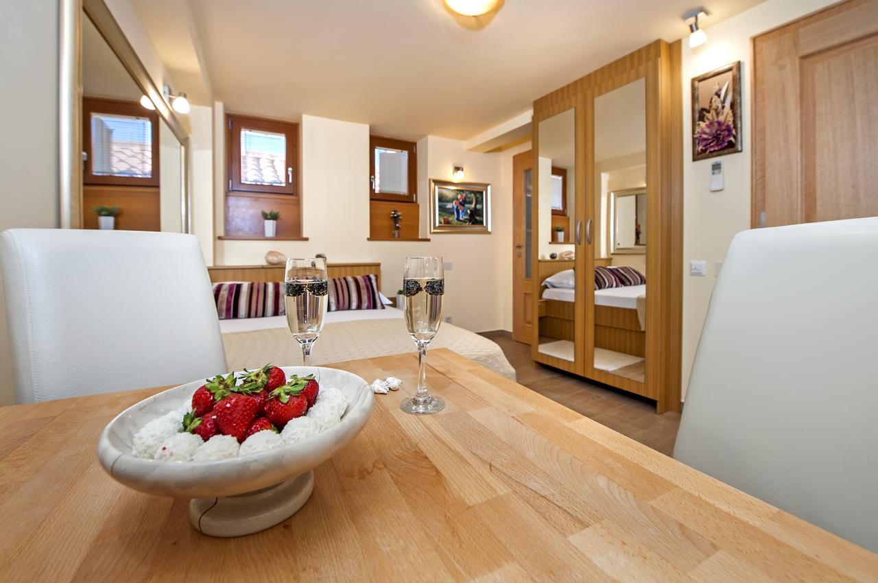 Guest House Golden Goose Ровин Екстериор снимка