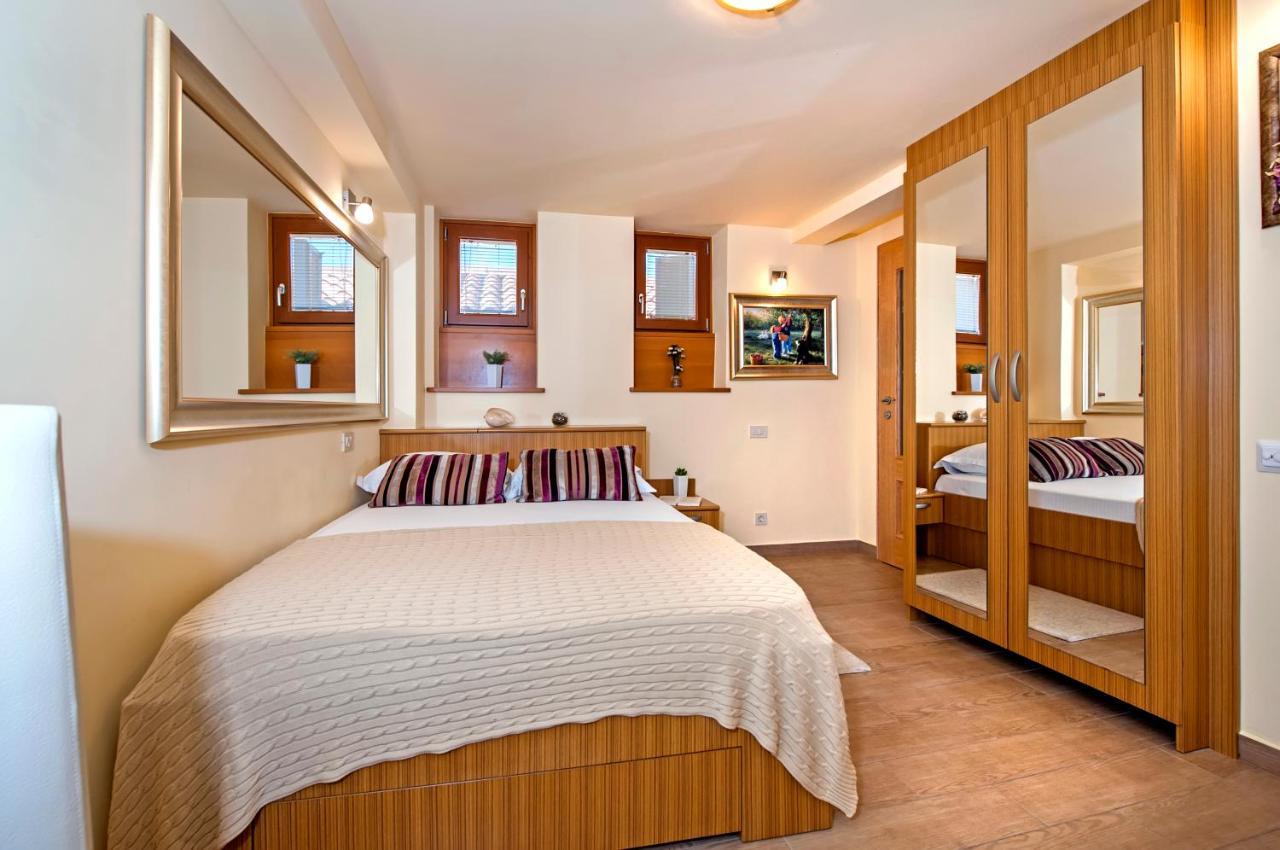 Guest House Golden Goose Ровин Екстериор снимка