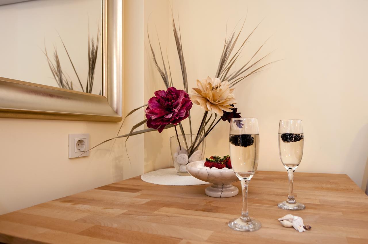Guest House Golden Goose Ровин Екстериор снимка