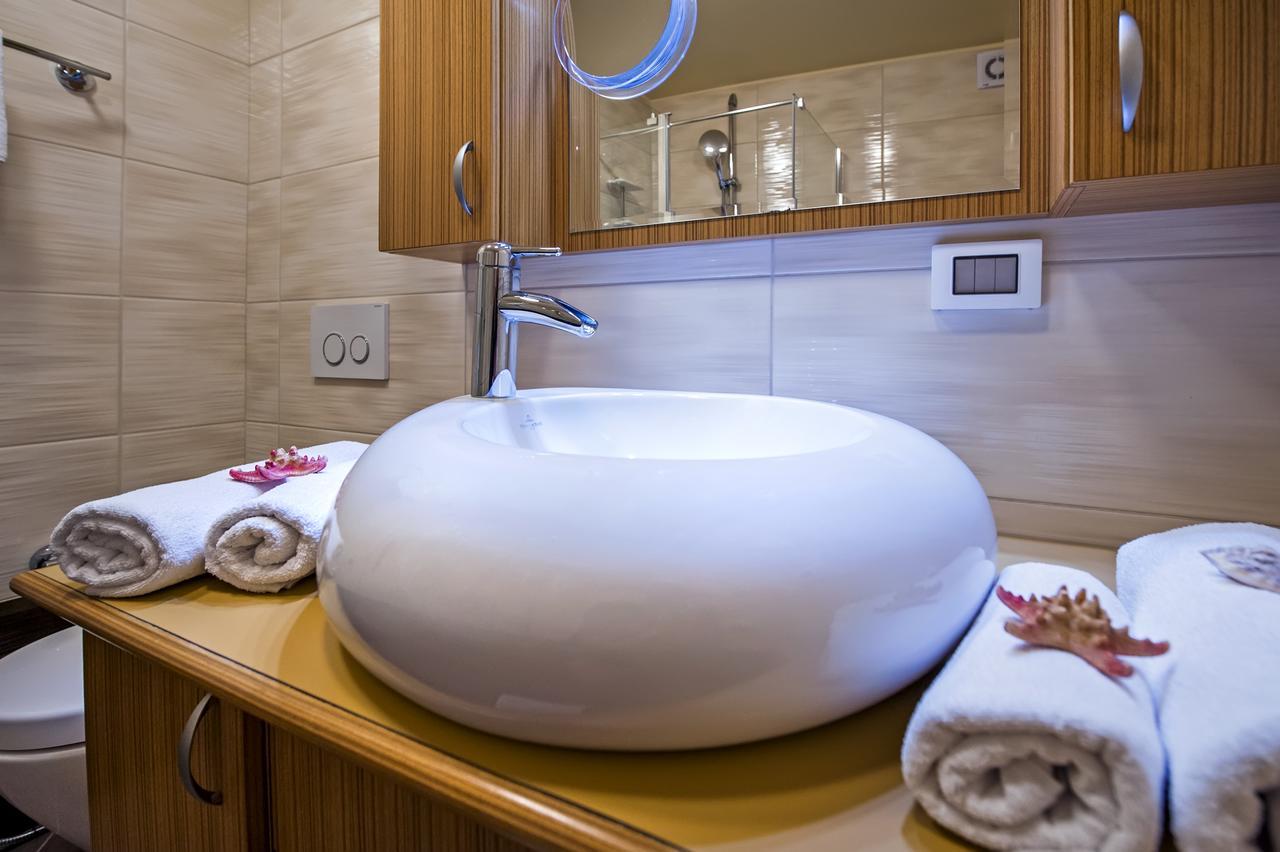 Guest House Golden Goose Ровин Екстериор снимка