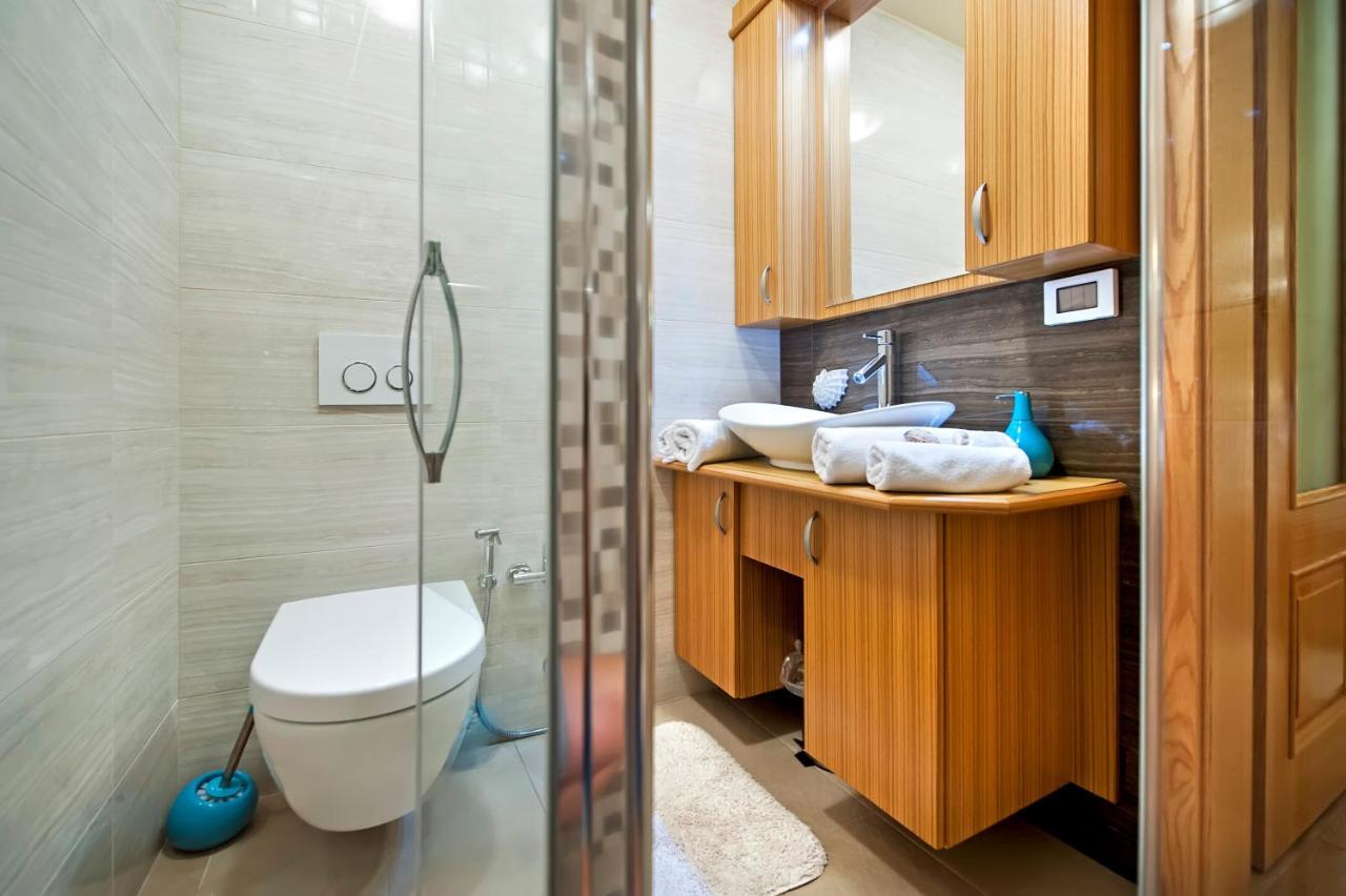 Guest House Golden Goose Ровин Екстериор снимка