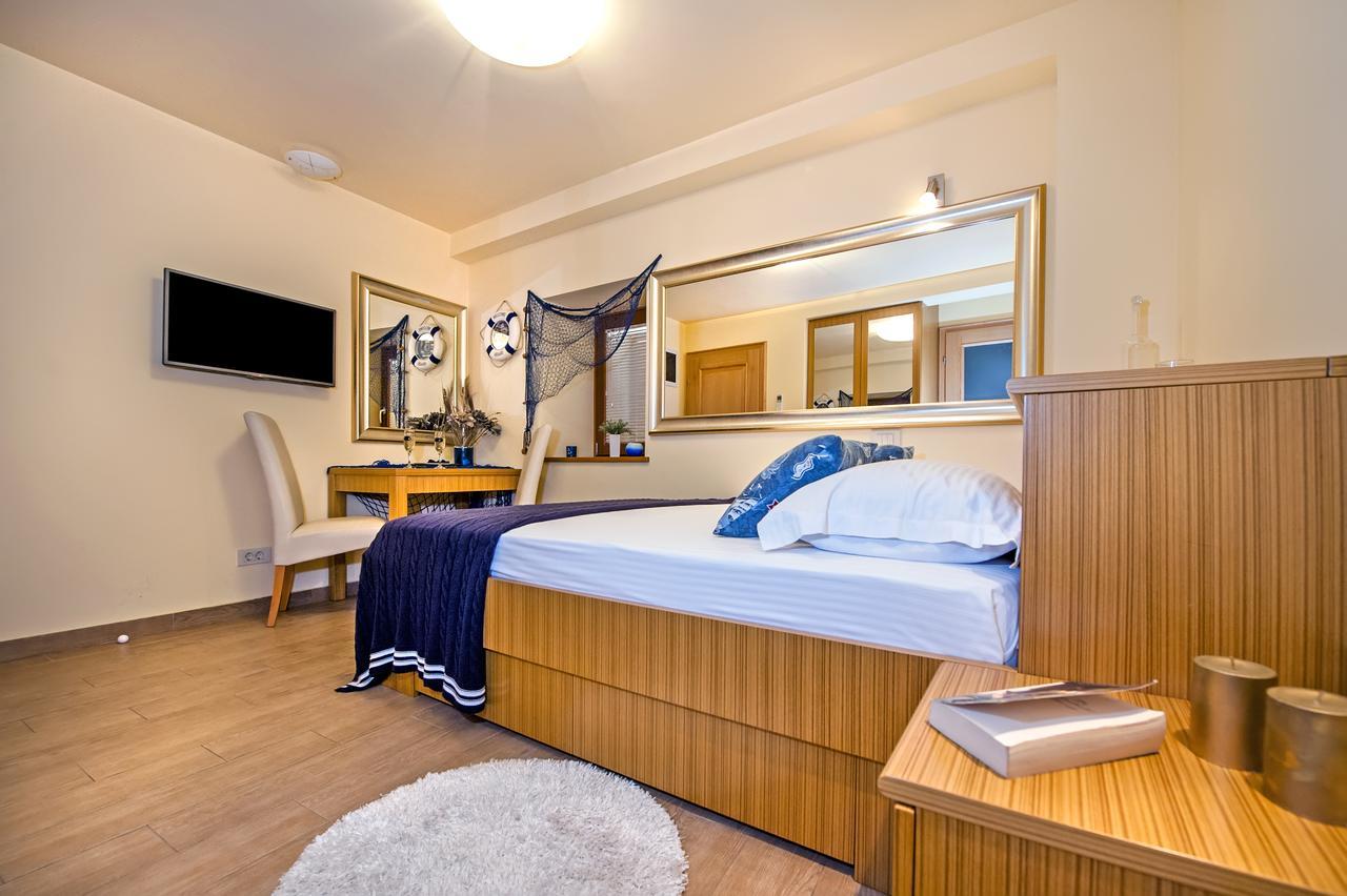 Guest House Golden Goose Ровин Екстериор снимка