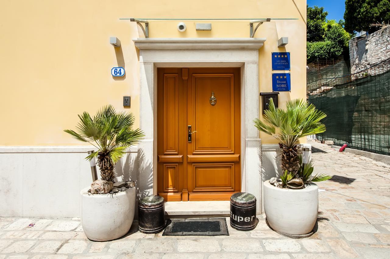 Guest House Golden Goose Ровин Екстериор снимка