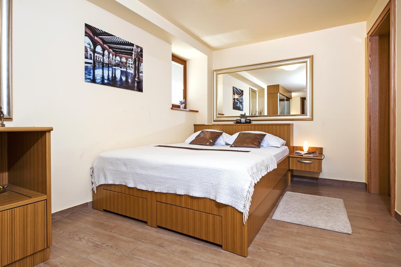 Guest House Golden Goose Ровин Екстериор снимка