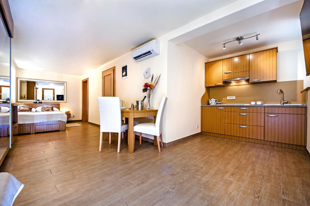Guest House Golden Goose Ровин Екстериор снимка