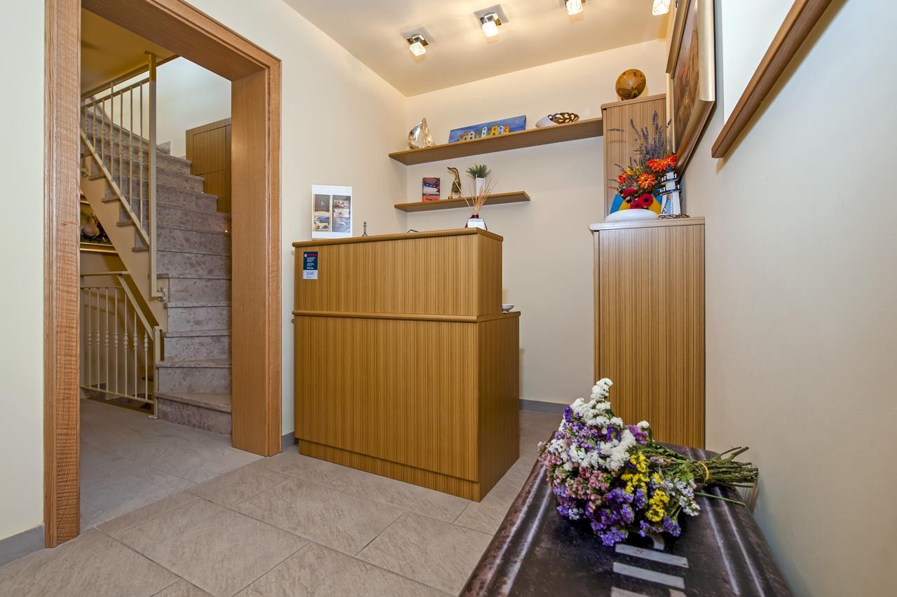 Guest House Golden Goose Ровин Екстериор снимка