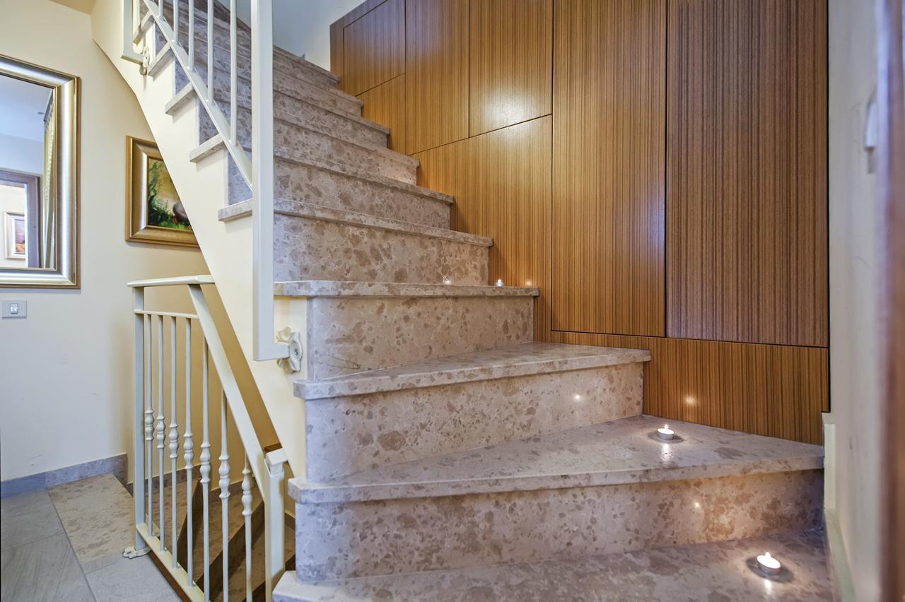 Guest House Golden Goose Ровин Екстериор снимка